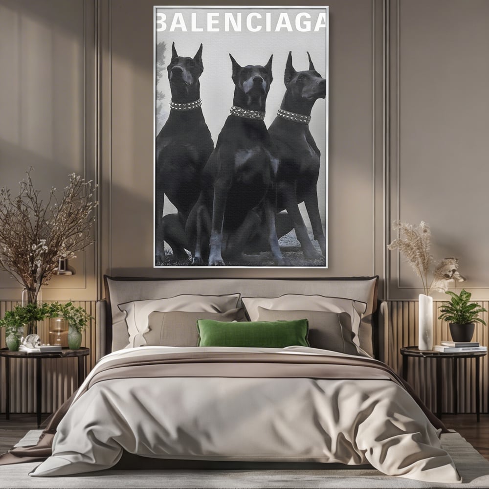 Tablou canvas cu tablou canvas cu trei dobermani, in rama de aluminiu argintiu, pe perete intr-un dormitor